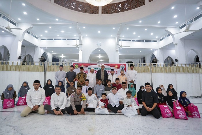 Bakri Siddiq Bagikan Paket Lebaran untuk Anak Yatim Piatu Kampung Kramat. (Foto: Ist)