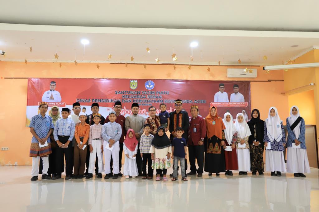 Pemerintah Kota Banda Aceh melalui Dinas Pendidikan dan Kebudayaan (Disdikbud) menyerahkan santunan kepada 1.624 yatim piatu, Kamis, (13/4/2023). (Foto: Ist)