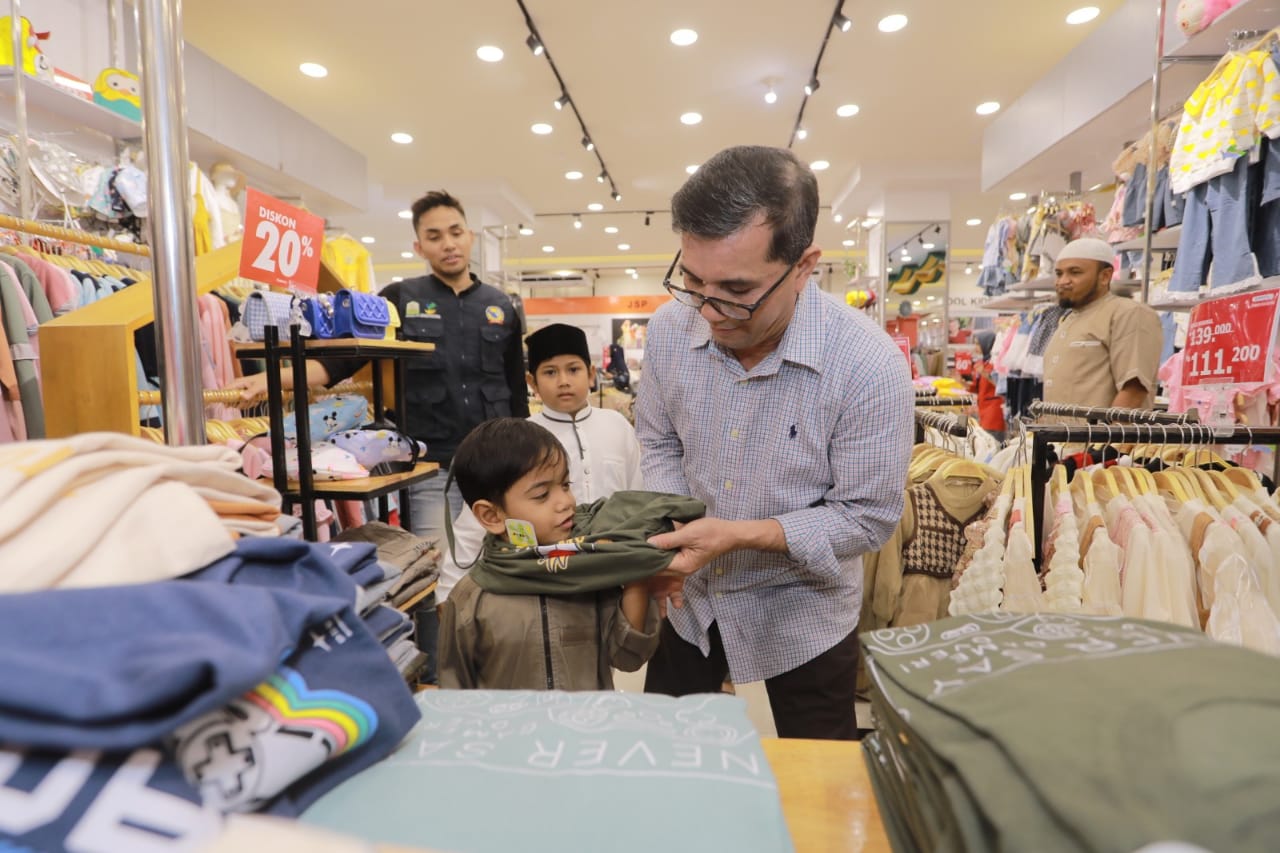 Pj Walikota Banda Aceh, Bakri Siddiq membelanjakan baju lebaran untuk anak yatim.