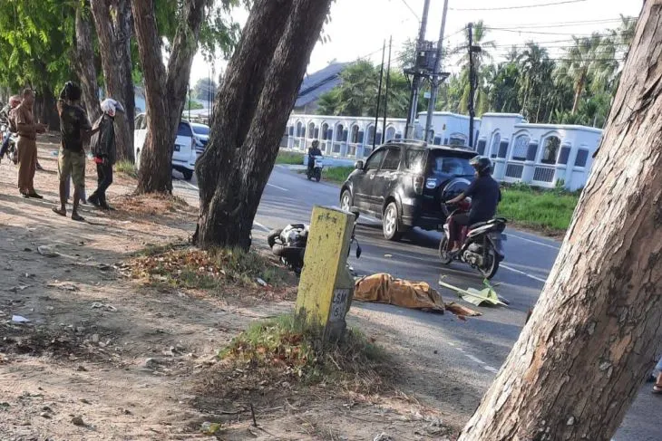 Korban Kecelakaan di jalan Medan-Banda Aceh, Senin (17/4/2023). (Foto: Antara)