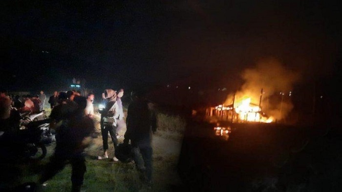 Satu unit rumah keramba ikan terbakar di Dusun Blang Mersa, Kampung Takengon Timur, Kecamatan Lut Tawar, Kabupaten Aceh Tengah sekitar Pada pukul 23.15 WIB, Sabtu (8/42023). (Foto: Tribunneews.com)