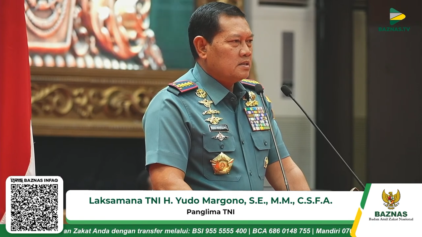 Panglima TNI Laksamana Yudo Margono menyerahkan zakat prajurit yang didampingi oleh Kasad, Kasal, Kasau kepada Baznas. (Foto: SS)