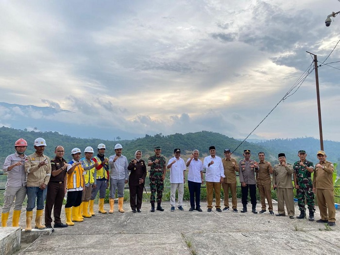Pejabat Jajaran Forum Komunikasi Pimpinan Daerah (Forkopimda) kembali meninjau progres pembangunan waduk/bendungan Keureutoe di pedalaman Kecamatan Paya Bakong, Senin (3/4/2023). (Foto: Ist)