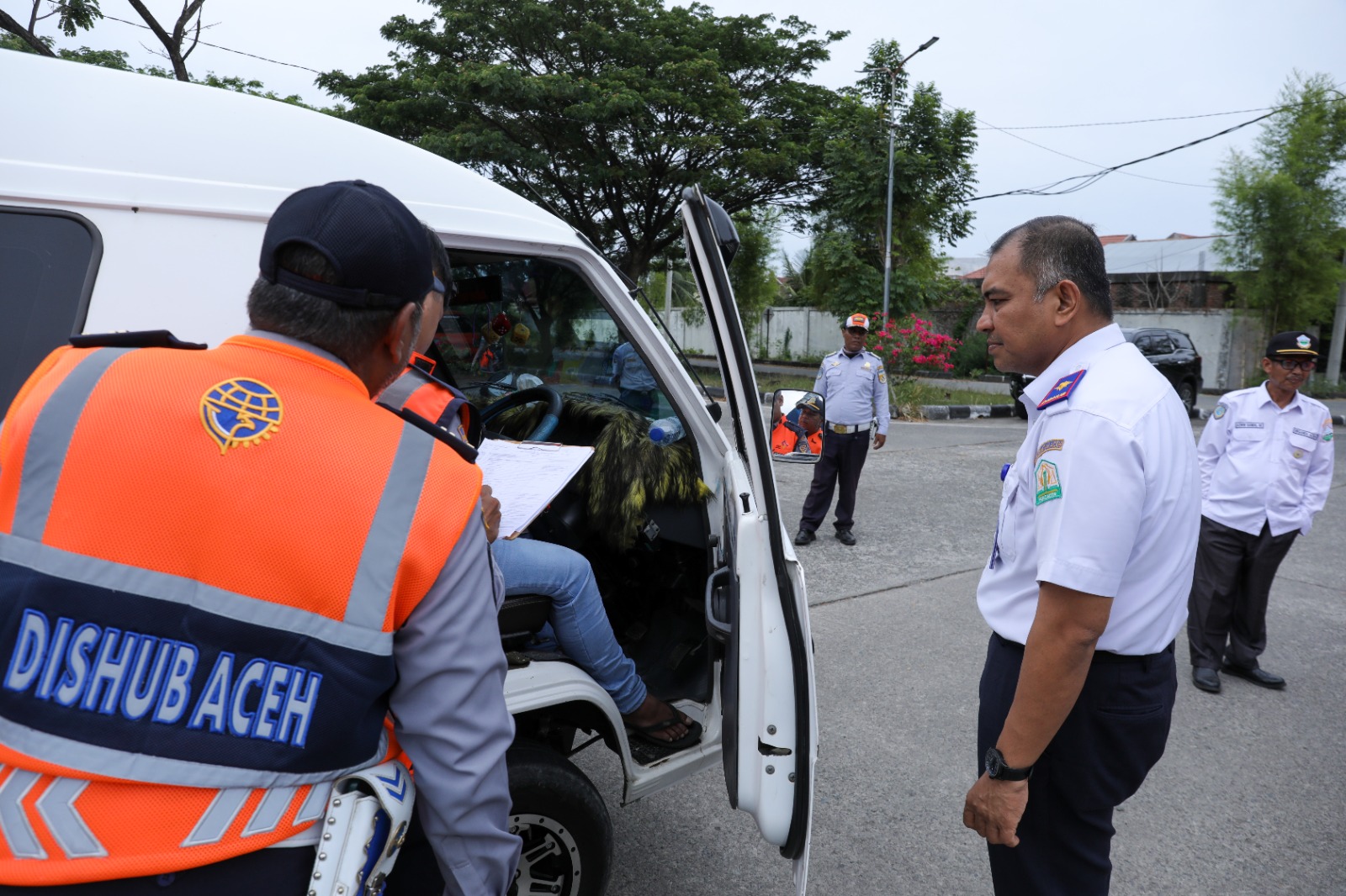 Teuku Faisal saat meninjau kegiatan rampcheck di Terminal Tipe A Banda Aceh. (Foto: Ist)