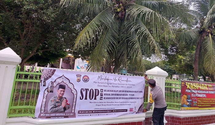 Personel Polres Bireuen memasang spanduk yang berisi imbauan kepada masyarakat untuk tidak balap liar (bali) dan bakar petasan baik dalam bulan suci Ramadan maupun setelahnya. (Foto: Ist)