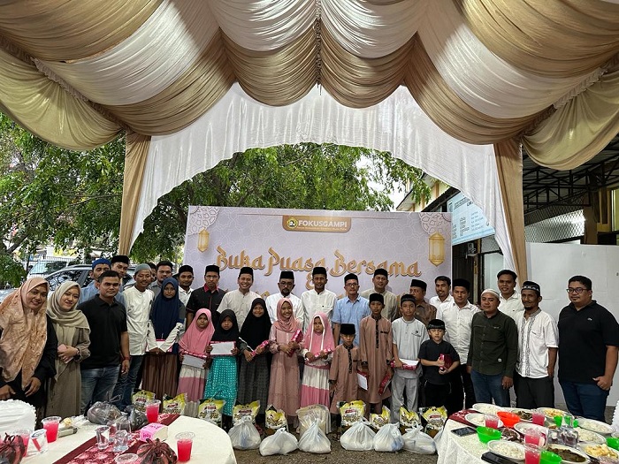 Forum Komunikasi Generasi Muda Pidie (Fokusgampi) Banda Aceh menggelar buka puasa BERSAMA seraya memberi santunan untuk Anak yatim di Sekretariat Fokusgampi, Komplek Darul Ulum No.10 Jambo Tape, Banda Aceh, minggu (3/4/2023). (Foto: Ist)