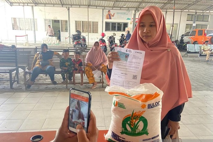 arga mengambil bantuan cadangan pangan pemerintah berupa beras 10 kilogram di Kantor Pos Cabang Utama Banda Aceh, Kamis (13/4/2023). (ANTARA/Khalis Surry)