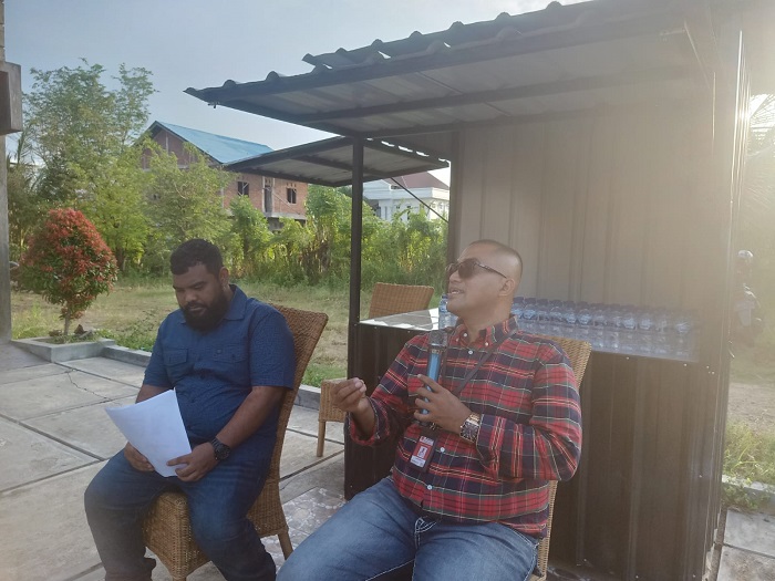 Safarudin Ketua YARA (Kanan) dan Ketua YARA Aceh Barat dan Naganraya (Kiri) saat konferensi pers, Minggu (16/4/2023). (Foto: Nukilan/Azril)