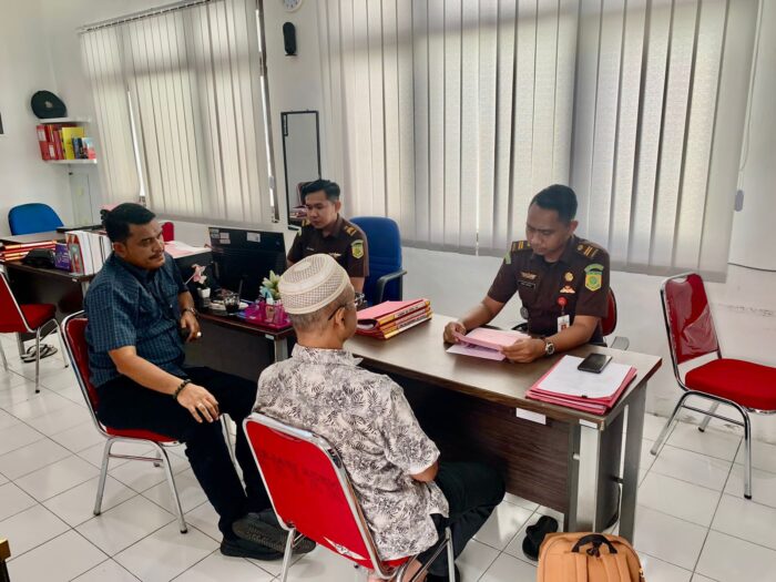Kejaksaan Negeri Aceh Besar mengeksekusi terpidana tindak pidana korupsi pada Kegiatan Pengelolaan Hasil Penjualan Produksi Usaha di UPTD BTNR Dinas Peternakan Aceh tahun 2016-2018. (Foto: Dok. Kejari Aceh Besar)
