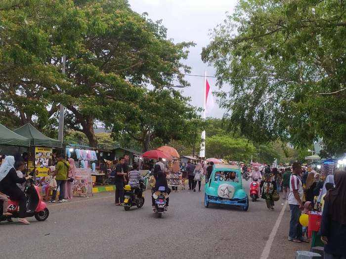 Suasana di Lapangan Blang Padang pada Sore Hari, Minggu (30/4/2023). (Foto: Nukilan/Azril)