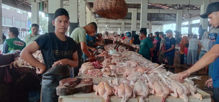 Penjual daging ayam di Pasar Al-Mahirah, Lamdingin, Banda Aceh. (Foto: Nukilan/Reji)