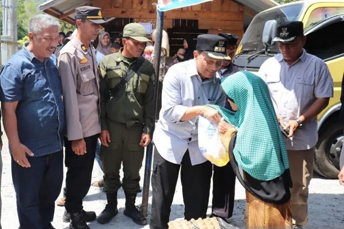 PJ Bupati Aceh Tengah meninjau langsung Pasar Murah. (Foto: Antara)