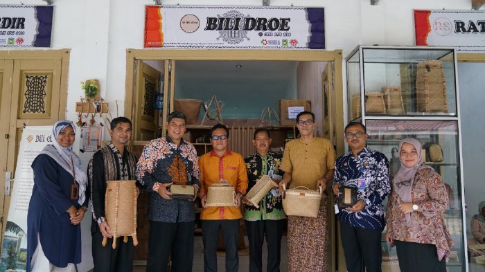 Nukilan.id- Kepala Kantor Wilayah Kementerian Hukum dan Hak Asasi Manusia (Kemenkumham) Aceh melalui Kepala Devisi Pelayanan Hukum dan HAM Junarlis SH MSi mengungkapkan rasa kagummya atas kekayaan intelektual pengrajin Aceh Besar yang dituangkan dalam berbagai macam handicraft di Dewan Kerajinan Nasional Daerah (Dekranasda) Aceh Besar di Gampong Gani, Kecamatan Ingin Jaya, Jumat (31/3/2023). (Foto: Ist)