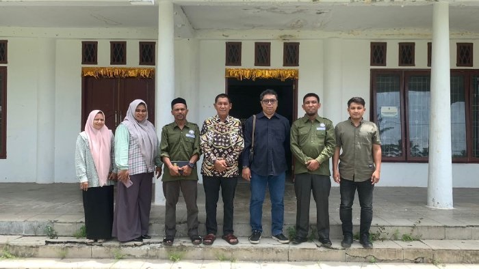 rektorat Jenderal Budaya (Ditjenbud) Pembinaan Tenaga dan Lembaga Kebudayaan, Ir. Harris Iskandar, Ph.D. saat meninjau gedung meuseuraya sebagai calon museum budaya Aceh Besar di Jantho, Kamis (27/4/2023). (Foto: Ist)