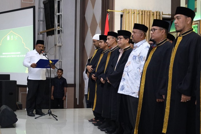 Pj Bupati Aceh Besar Muhammad Iswanto, S.STP MM yang diwakili Sekdakab Aceh Besar Drs Sulaimi MSi melantik dewan hakim STQ tingkat Kabupaten Aceh Besar tahun 2023 di Kompleks BPMP Provinsi Aceh di Gampong Niron, Kecamatan Sukamakmur, Jumat (28/4/2023) malam. (Foto: Ist)