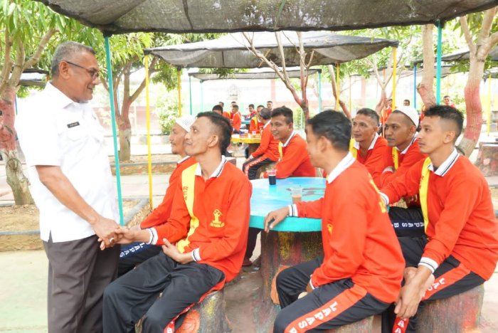 Kepala Badan Kesbangpol Aceh Besar Sofian SH menyapa warga Lapas kelas IIA Banda Aceh, Gampong Meunasah Manyang, Kecamatan Ingin Jaya, Aceh Besar, Rabu (15/3/2023). FOTO/ MC ACEH BESAR