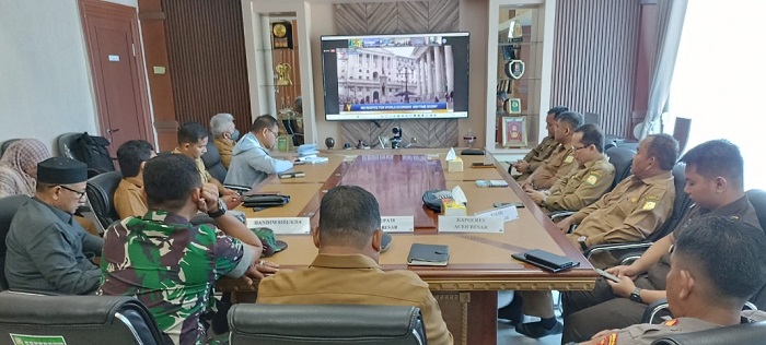 Pj Bupati Aceh Besar Muhammad Iswanto SSTP MM bersama Sekdakab Aceh Besar serta unsur Forkopimda , para kepala OPD mengikuti Rakor Inflasi via zoom di Ruang Bupati Aceh Besar di Kota Jantho, Senin(17/04/2023). (Foto: Ist)