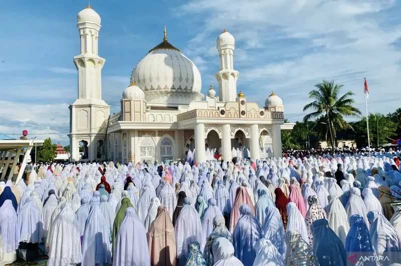 Pengikut Thariqat Syattariyah melaksanakan shalat Idul Fitri 1444 Hijriah di i Kompleks Masjid Peuleukung, Nagan Raya. (Foto : ANTARA/Teuku Dedi Iskandar)