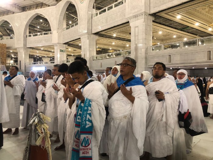 Pj Bupati Aceh Besar Muhammad Iswanto SSTP MM dan Asisten I Sekdakab Aceh Besar Farhan AP bersama qari dan qariah Aceh Besar MTQ Aceh di Bener Meriah tahun 2022 doa bersama di Masjidil Haram, Mekkah saat melaksanakan ibadah Umrah di Tanah Suci. (Foto: Ist)