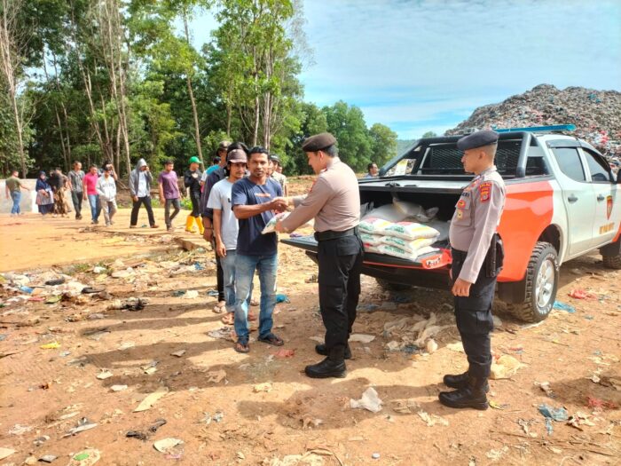 Dirpamobvit Polda Aceh Bagikan Bansos kepada Masyarakat Kurang Mampu