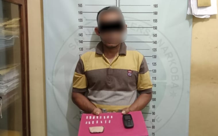 pemuda berinisial MW (33) kedapatan menyimpan 15 paket sabu di saku celananya.