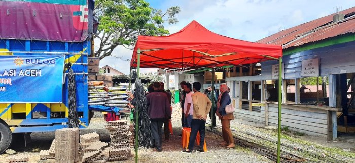 Pemerintah Kabupaten Aceh Tengah melalui Dinas Pangan, menggelar Bazar Pangan Kampung tahun 2023 yang merupakan solusi agar dapat membantu masyarakat mmenuhi kebutuhan pokok dengan harga terjangkau selama bulan Ramadhan 1444 Hijriah ini. Kegiatan ini, rencananya akan berokasi pada 76 kampung di 14 Kecamatan yang masuk dalam lokus Pensasaran Percepatan Penghapusan Kemiskinan Ekstrem (P3KE) di Kabupaten Aceh Tengah. (Foto: Dok. Aceh Tengah)