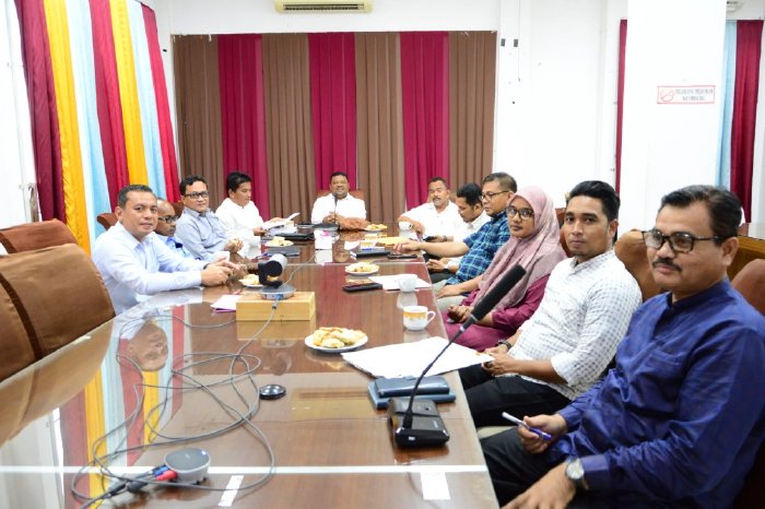 Sekdakab Aceh Besar Drs Sulaimi MSI bersama Asisten II bidang Perekonomian dan Pembanguan Sekdakab Aceh Besar M Ali SSos MSi dan Kepala OPD mengikuti Rapat Koordinasi (Rakor) Pengendalian Inflasi, Pertumbuhan Ekonomi dan Pengembangan Investasi tahun. (Foto: Ist)