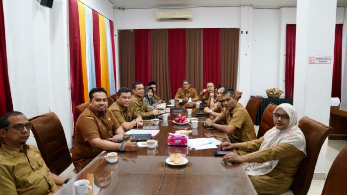 Pj Bupati Aceh Besar Muhammad Iswanto, SSTP MM yang diwakili oleh Asisten III Sekdakab Aceh Besar Jamaluddin, S.Sos MM bersama beberapa kepala OPD Aceh Besar dan sejumlah Kepala Bagian di Setdakab Aceh Besar melakukan zoom meeting dalam rangka Rapat. (Foto: Ist)