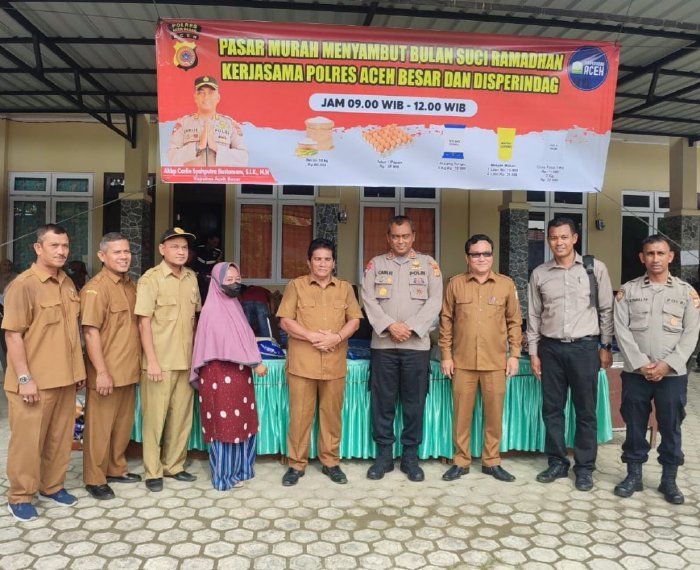 Foto bersama Pemkab Aceh Besar melalui Disperindag Aceh Besar bekerjasama dengan Polres Aceh Besar menggelar pasar murah, di Halaman Kantor Camat Kuta Malaka, Selasa (21/3/2023). (Foto: Ist)