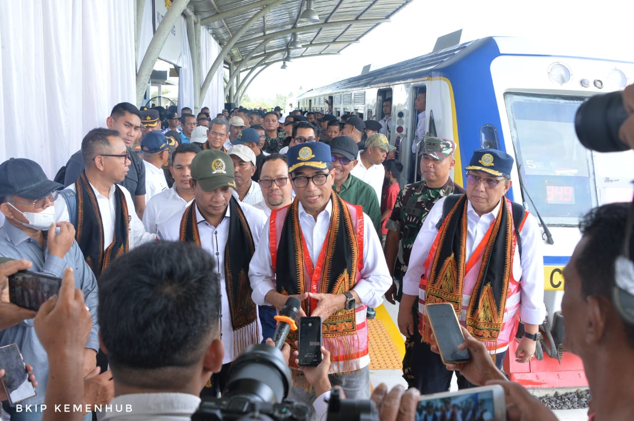 Menteri Perhubungan Budi Karya Sumadi melakukan kunker pengecekan pembangunan kereta api di Lhokseumawe. (Foto: Menhub)