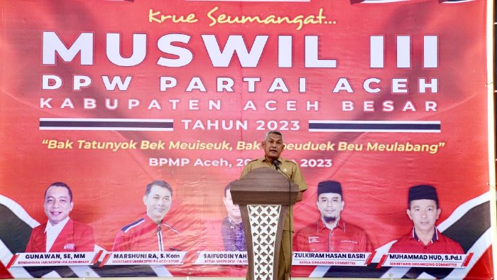 Pj Bupati Aceh Besar, Muhammad Iswanto, SSTP, MM, yang diwakili Kepala Badan Kesatuan Bangsa dan Politik Kabupaten Aceh Besar Sofian, SH memberikan sambutan pada Musyawarah Wilayah III DPW Partai Aceh Kabupaten Aceh Besar di Aula BPMP, Gampong Niron, (Foto: ist)