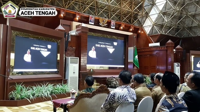 Pemerintah Aceh berikan penghargaan perencanaan pembangunan A Madjid Ibrahim Award ke IX Tahun 2023 kepada Kabupaten Aceh Tengah karena berhasil meraih predikat sebagai juara harapan II, Selasa (13/4/2023). (Foto: Dok. Aceh Tengah)