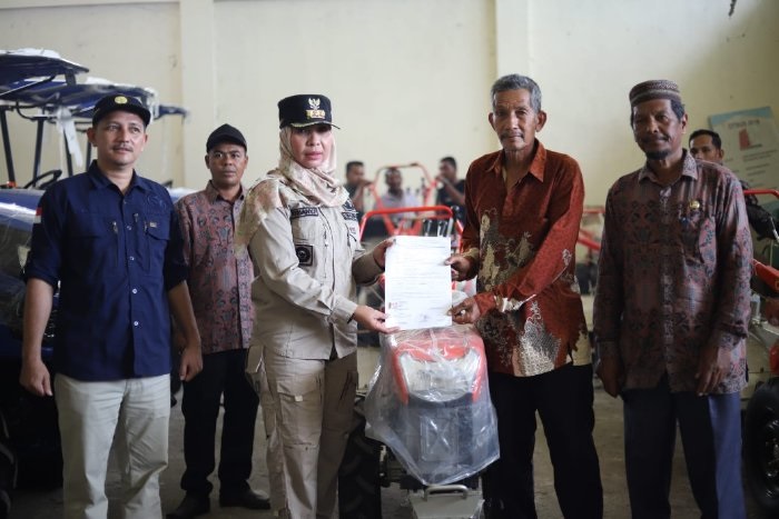 Pj Bupati Nagan Raya, menyerahkan bantuan alat dan mesin pertanian yaitu 19 unit alat bajak kepada kelompok petani yang terdiri dari 5 unit traktor roda empat dan 14 unit traktor tangan, Jum'at (7/4/2023). (Foto: Dok Humas)