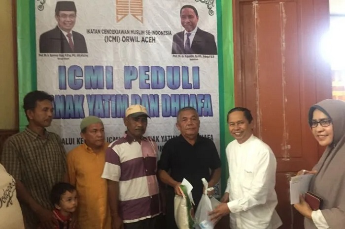 Ikatan Cendikiawan Muslim Se-Indonesia (ICMI) Organisasi Wilayah (Orwil) Aceh melaksanakan program ICMi Peduli Ramadhan 1444 Hijriah dengan membagikan 200 paket kepada anak yatim dan dhuafa, Jum'at (7/4/2023). (Foto: Antara)