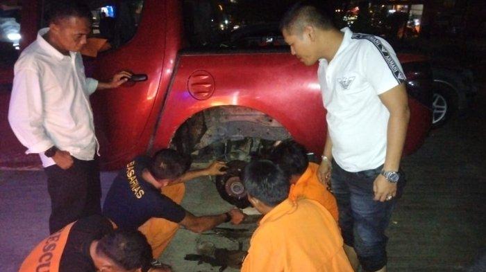 Ketua Satgas SAR Aceh Tamiang, Ishak atau Kuring (kanan) mengawasi perbaikan mobil operasional yang rusak, Minggu (23/4/2023) malam. (Foto: Dok. SAR)