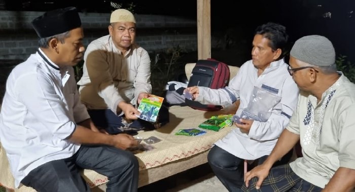 Kadis Pangan Aceh Besar Ir. Fuadi Akhmad didampingi Kabag Kesra Setdakab Aceh Besar Zaini SH MH memberikan Benih Komoditi Unggulan Kepada Masyarakat Pulo Aceh, Sabtu (8/4/2023). (Foto: Ist)