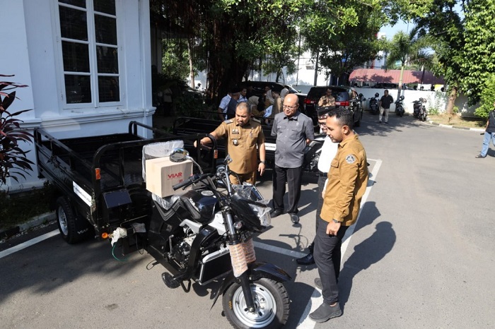 Pj Bupati Aceh Besar Muhammad Iswanto, S.STP MM melihat bantuan CSR dua unit viar dari PT. Pembangunan Aceh, di halaman Kantor PT. Pembangunan Aceh di Banda Aceh, Selasa (11/4/2023) pagi. (Foto: Ist)