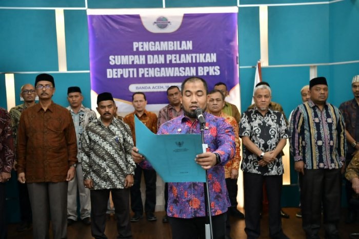 Pj Bupati Aceh Besar, Muhammad Iswanto SSTP MM, melantik Ridha Amri, SE, Ak, sebagai Deputi Pengawasan BPKS, di Kantor BPKS Perwakilan Banda Aceh, Selasa, (18/4/2023). (Foto: Ist)
