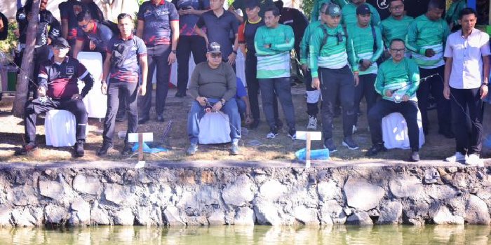 Sekda Aceh, Bustami, SE, M.Si, saat mengikuti lomba memancing ikan bersama unsur Forkopimda Aceh di Kolam Ikan Mapolda Aceh, Banda Aceh, Sabtu (27/5/2023). (Foto: Ist)