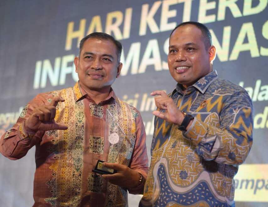 Kepala Dinas Perhubungan Aceh Teuku Faisal (kiri) dan Ketua Komisi Informasi Aceh Arman Fauzi (kanan). Foto: Ist