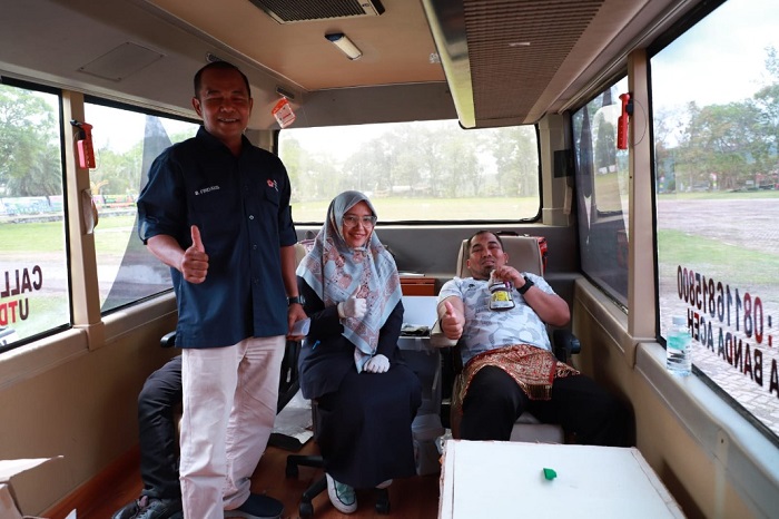 Pj Bupati Aceh Besar Muhammad Iswanto, SSTP MM melakukan donor darah dalam rangka HUT ke-39 Kota Jantho tahun 2023 di Lapangan Bungong Jeumpa Kota Jantho, Rabu (3/5/2023). (Foto: Ist)