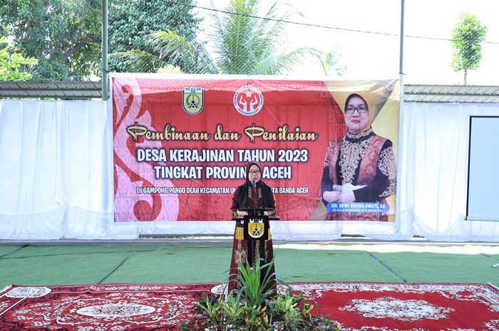 Ketua Dewan Kerajinan Nasional Daerah (Dekranasda) Kota Banda Aceh Sri Dewi Kurnilawati menyambut Tim Penilai dari Dekranasda Provinsi Aceh pada acara Pembinaan dan Penilaian Desa Kerajinan tingkat Provinsi Aceh Tahun 2023. (Foto: Ist)