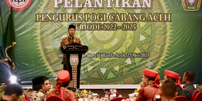 Asisten Administrasi Umum Sekda Aceh, Dr. H. Iskandar, AP, S.Sos, M.Si, saat menyampaikan sambutan dan membuka secara resmi acara Pelantikan Pengurus Perkumpulan Obstetri dan Ginekologi Indonesia (POGI) Cabang Aceh Periode 2022-2025, di Hotel Hermes Palace, Banda Aceh, Sabtu (27/5/2023) malam. (Foto: Ist)
