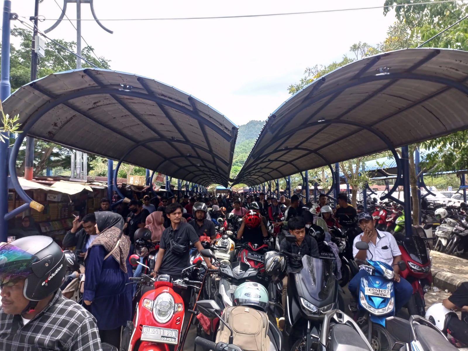 Kondisi antrian kendaraan  roda dua di Pelabuhan Balohan Sabang, Senin (1/5/2023).