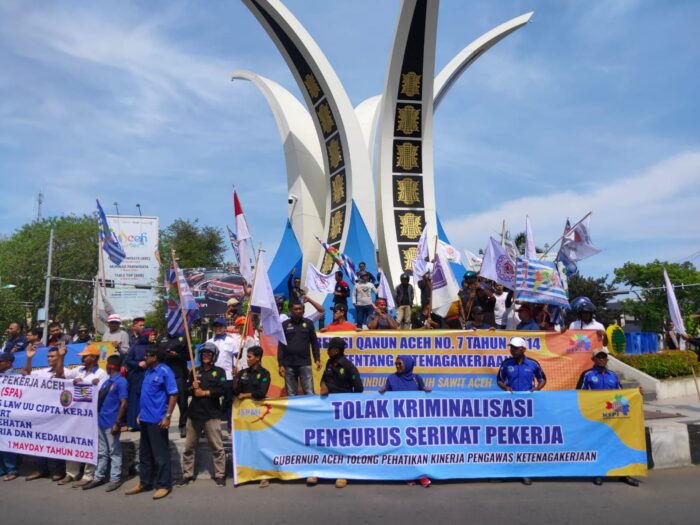 Aliansi Buruh di Aceh melakukan aksi dalam rangka memperingati Hari Buruh Sedunia atau May Day di Tugu Simpang Lima, Banda Aceh, Senin 1 April 2023. (Foto: Nukilan/Reji)