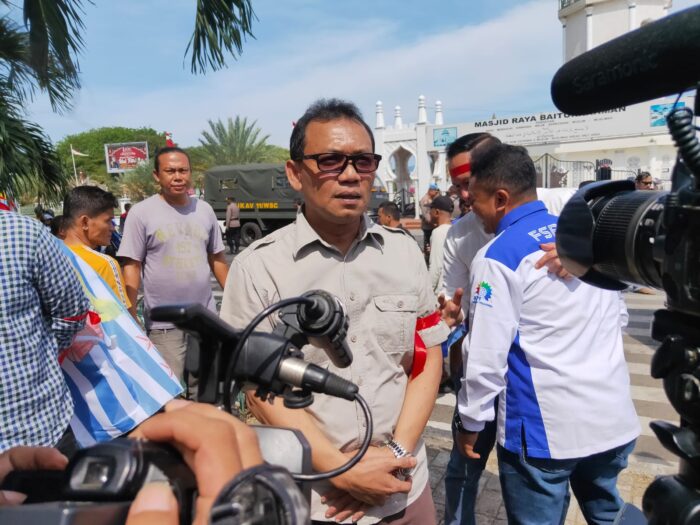 Kepala Dinas Tenaga Kerja dan Mobilitas Penduduk Aceh, Akmil Husen hadiri aksi Aliansi Buruh di Aceh. (Foto: Nukilan/Reji)