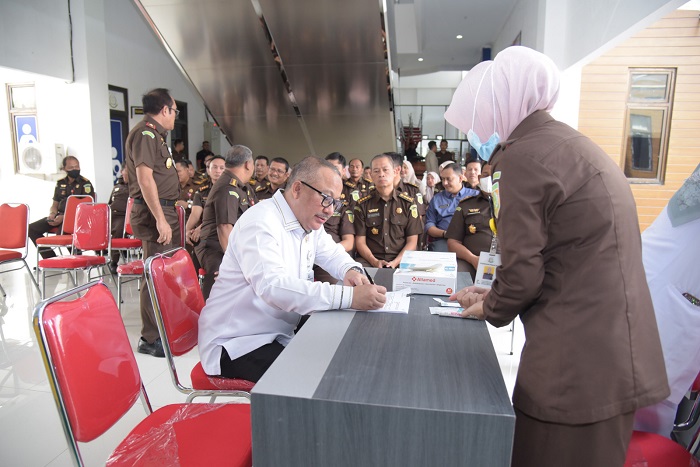 Seluruh Pegawai Kejaksaan Tinggi Aceh, beserta tenaga honorer dan security melaksanakan Tes Swab Antigen Pasca libur nasional dan cuti Bersama Hari Raya Idul Fitri 1444 H dilobby lantai I gedung utama Kejati Aceh pada pukul 09.00 WIB sampai dengan selesai, Selasa (2/5/2023). (Foto: Ist)