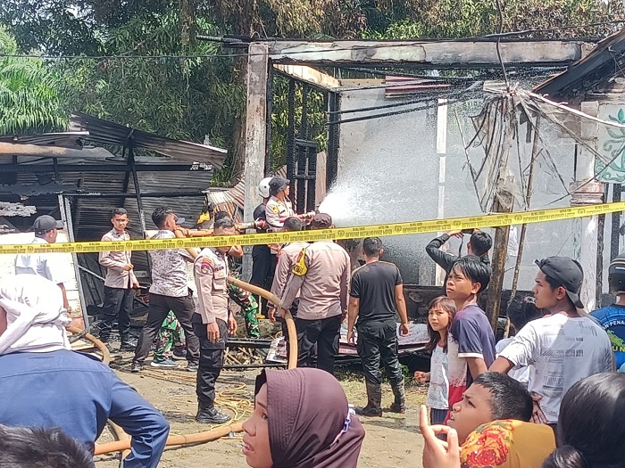 Petugas Damkar BPBD Kabupaten Simeulue dibantu TNI, kepolisian dan masyarakat melakukan pemadaman dan pembersihan dilokasi kejadian, Rabu (3/5/2023). (Foto: Ist)