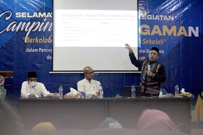 Dekan Fakultas Syariah dan Hukum UIN Ar-Raniry Dr Kamaruzzaman Bustamam Ahmad mengatakan, teroris generasi baru saat ini muncul dan marah kepada orang yang suka memburu teroris, yakni polisi. Generasi ini merupakan produk dari Homegrown Terrorism (HT). (Foto: Ist)