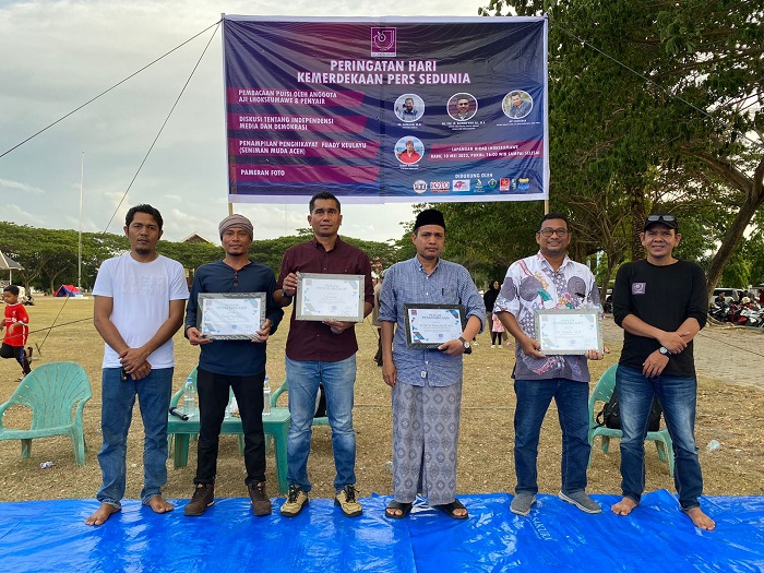 AJI Lhokseumawe menggelar diskusi bertajuk “Independensi Media dan Demokrasi” saat peringatan Hari Kemerdekaan Pers Sedunia, di Lapangan Hiraq, Lhokseumawe, Rabu sore, (10/05/2023).